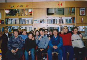 Učenici OŠ Nad lipom i Hrvoje Zalar u knjižnici